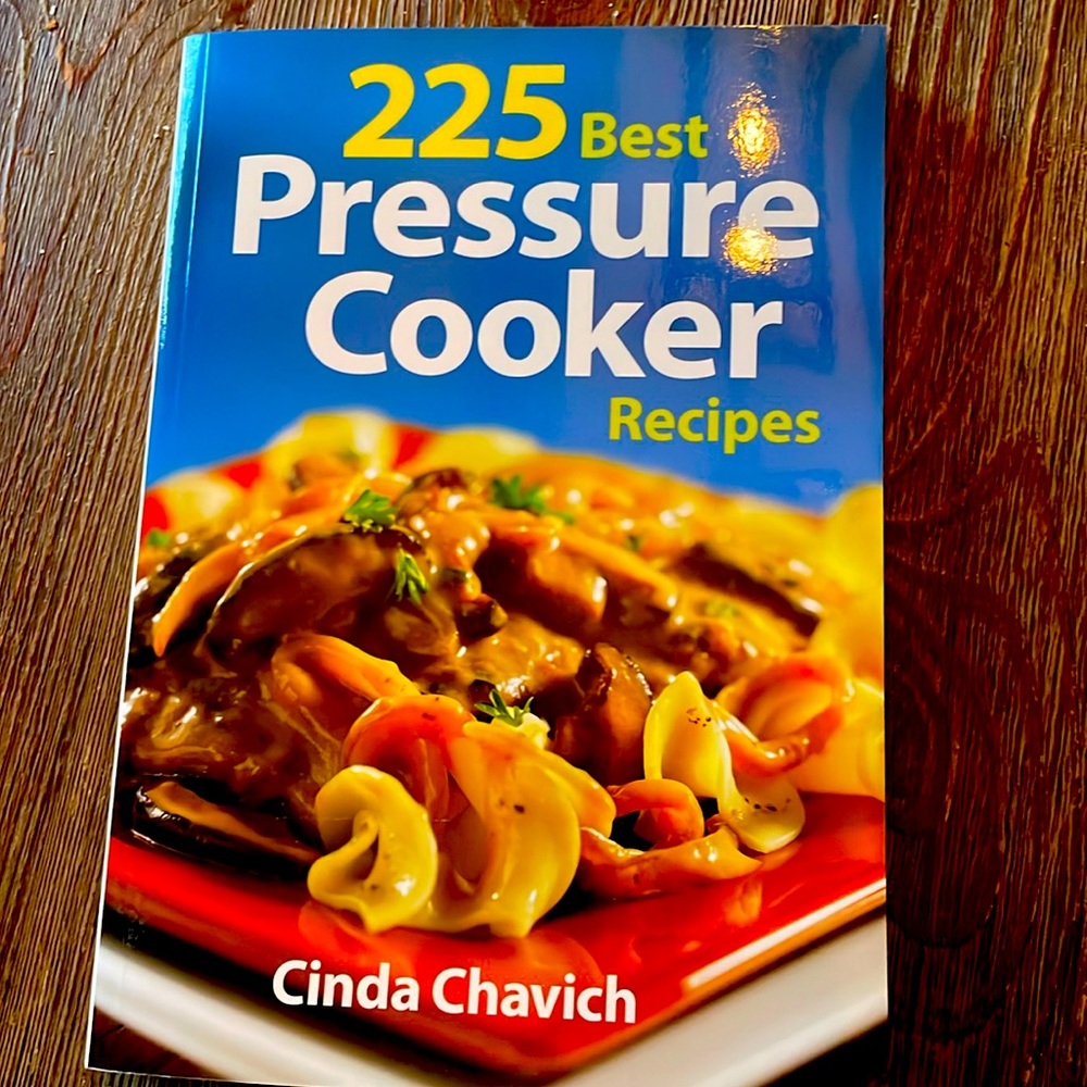 225 pressure cooker recipies by Cinda Chavich. Great gift 🎁